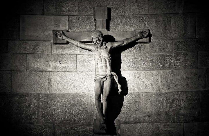 Czarno-białe zdjęcie Jezusa Chrystusa na krzyżu
